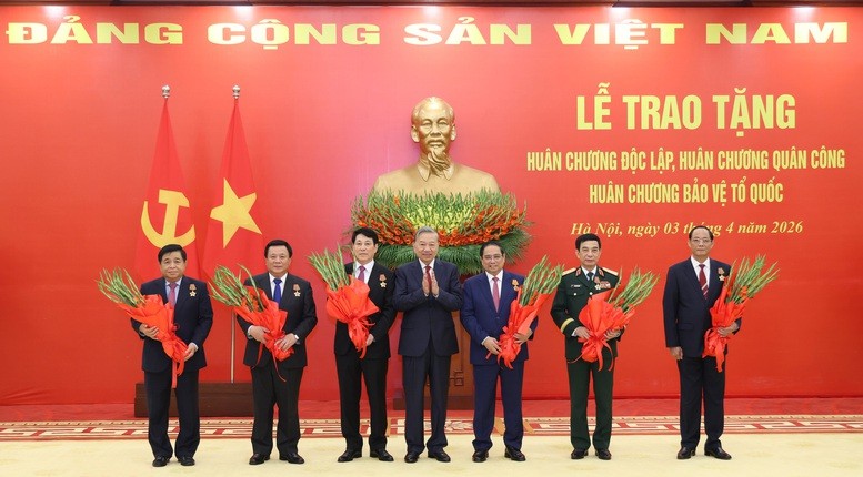 Tổng Bí thư Tô Lâm trao các Huân chương cao quý tặng Chủ tịch nước Lương Cường, Thủ tướng Phạm Minh Chính và các đồng chí Lãnh đạo Đảng, Nhà nước, Quân đội vì những đóng góp xuất sắc trong xây dựng lực lượng Quân đội nhân dân Việt Nam anh hùng - Ảnh: VGP/Đức Tuân