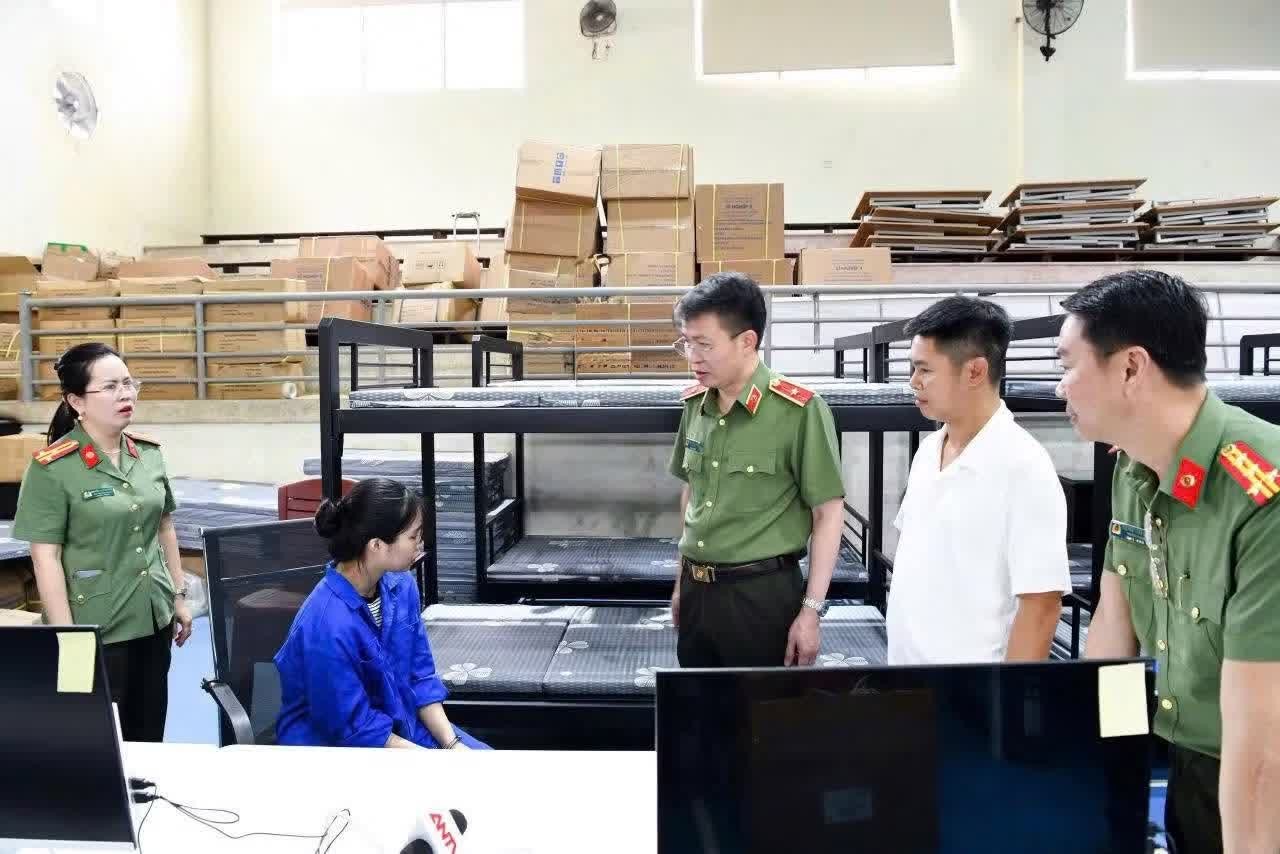 Thiếu tướng Nguyễn Minh Tuấn, Giám đốc Công an tỉnh Phú Thọ trực tiếp lấy lời khai các đối tượng trong đường dây lừa đảo xuyên quốc gia.