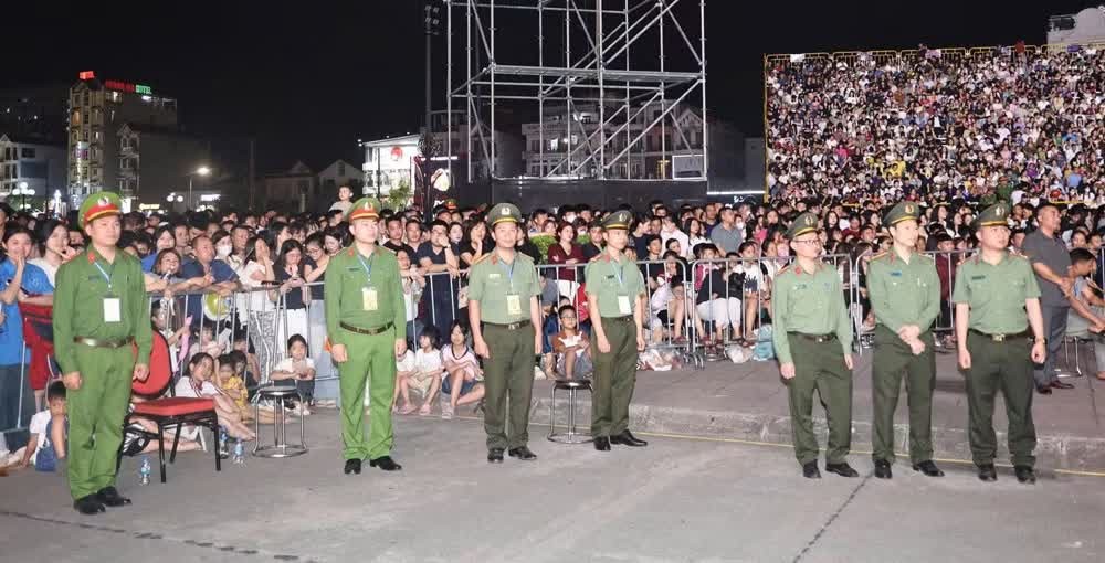 Các cán bộ an ninh phối hợp bảo vệ an toàn sự kiện.