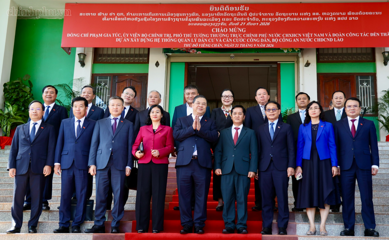 Đoàn đại biểu Việt Nam tại Trung tâm Quản lý dữ liệu dân cư và căn cước công dân. Trong ảnh: Bí thư Tỉnh ủy Hà Tĩnh Nguyễn Duy Lâm đứng ngoài cùng bên trái ở hàng thứ nhất. Nguồn ảnh: chinhphu.vn/Phương Nguyên