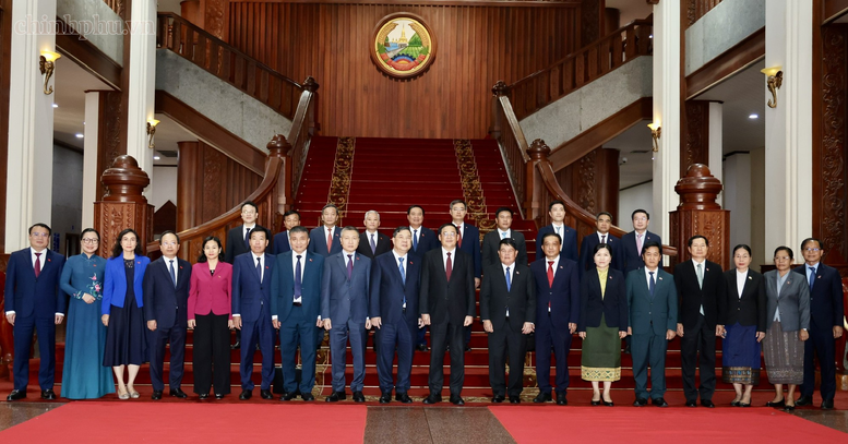 Đoàn đại biểu Việt Nam và Thủ tướng Lào Sonexay Siphandone chụp ảnh lưu niệm cùng các đại biểu. Ảnh: chinhphu.vn/Phương Nguyên