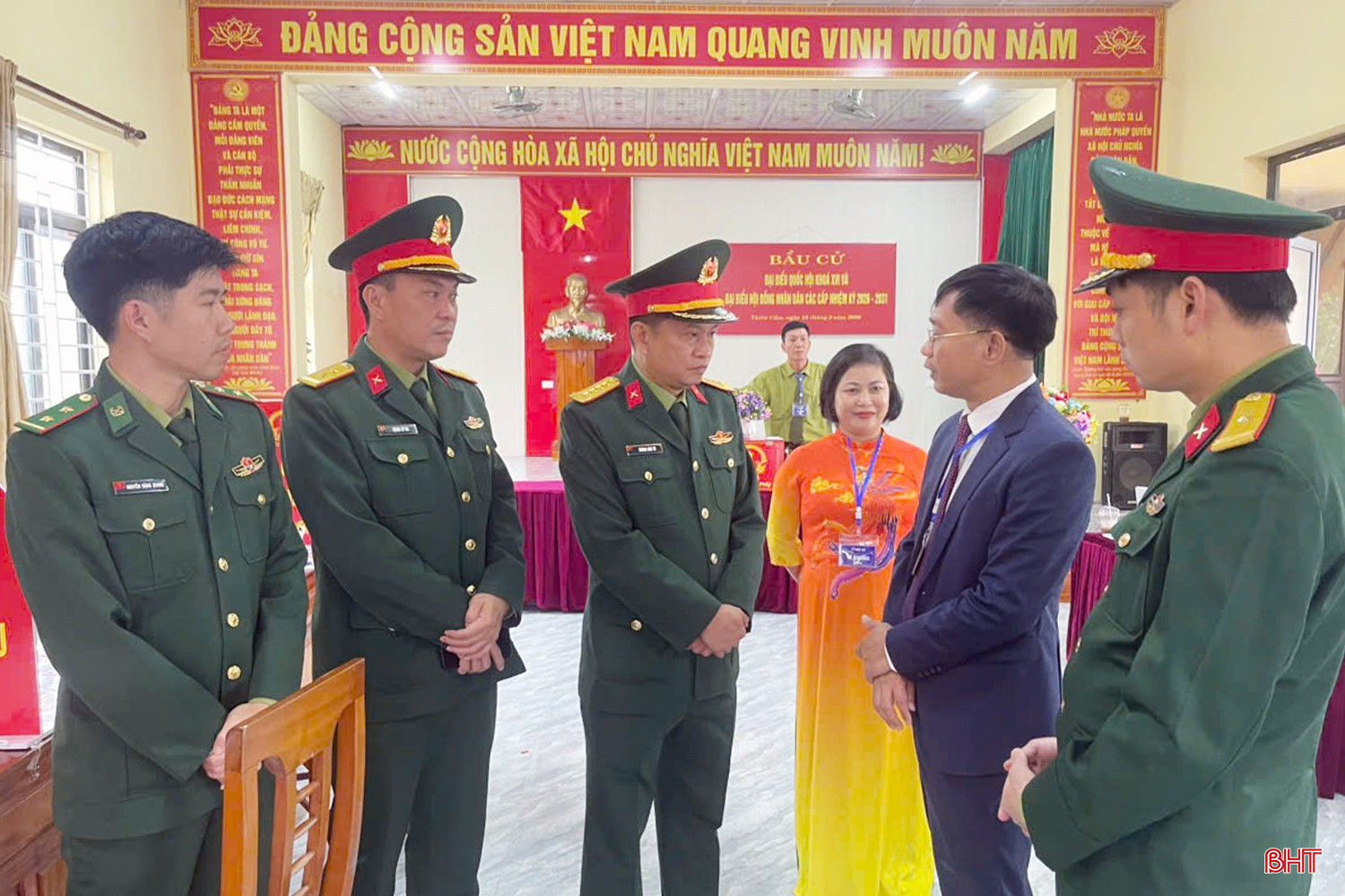 Đại tá Hoàng Anh Tú - Phó Chỉ huy trưởng, Tham mưu trưởng Bộ CHQS tỉnh kiểm tra công tác bầu cử tại khu vực bỏ phiếu số 11, thôn Yên Thọ, xã Thiên Cầm.
