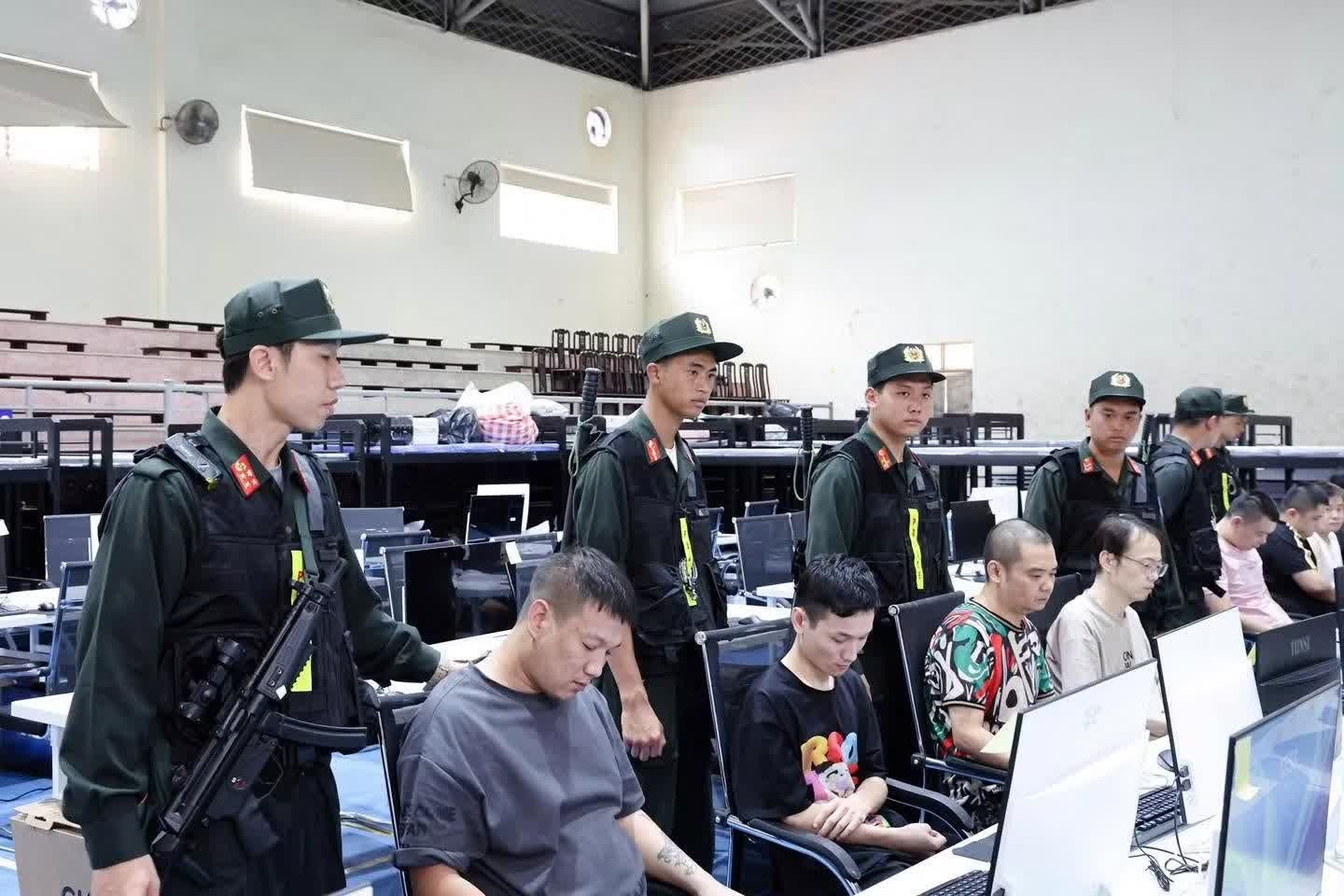 Các đối tượng bị bắt giữ trong đường dây lừa đảo xuyên quốc gia.