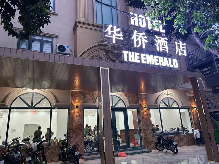 Khách sạn The Emerald Gold - nơi phát hiện nhóm người Trung Quốc lập "đại bản doanh" hoạt động lừa đảo - Ảnh: Công an TP.HCM