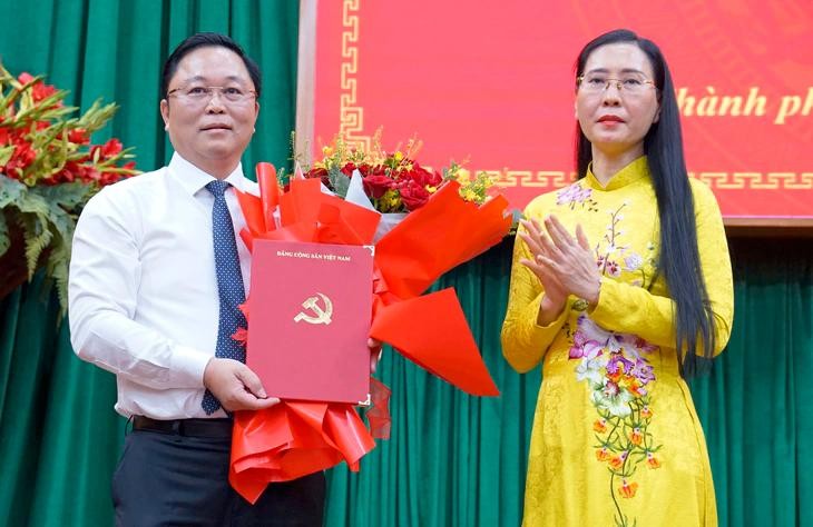 Ông Lê Trí Thanh nhận quyết định của Ban Bí thư về việc phân công giữ chức vụ Phó Bí thư Thành ủy Huế nhiệm kỳ 2025 - 2030 - Ảnh: NHẬT LINH