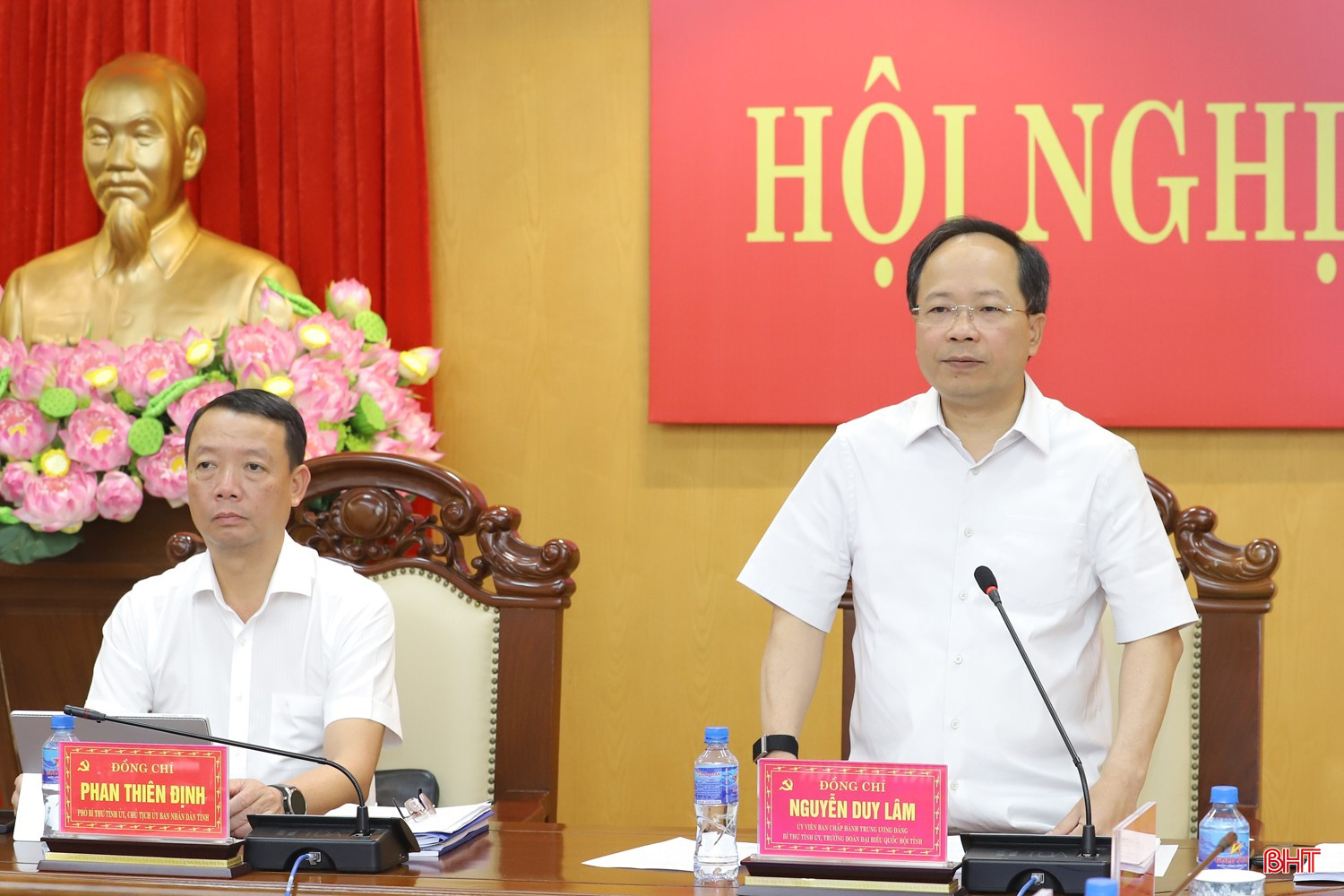 Đồng chí Nguyễn Duy Lâm - Ủy viên BCH Trung ương Đảng, Bí thư Tỉnh ủy, Trưởng đoàn ĐBQH tỉnh và đồng chí Phan Thiên Định – Phó Bí thư Tỉnh ủy, Chủ tịch UBND tỉnh chủ trì hội nghị.