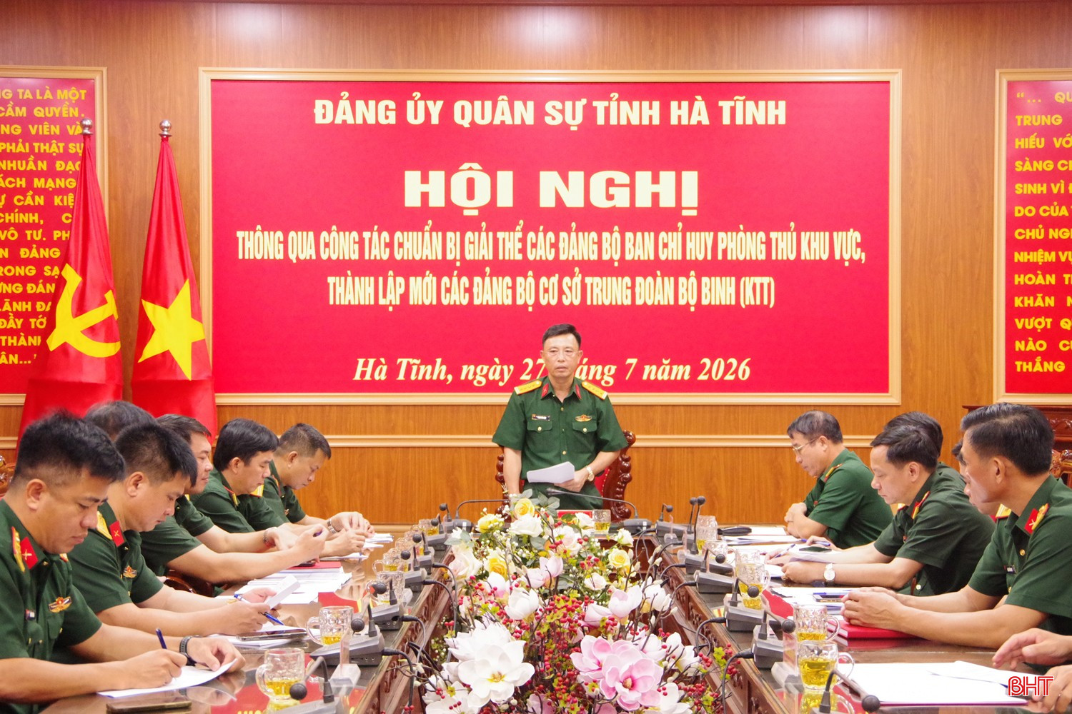 Đại tá Phạm Văn Sâm - Chính ủy Bộ CHQS tỉnh chủ trì hội nghị thông qua công tác chuẩn bị giải thể các đảng bộ ban chỉ huy phòng thủ khu vực, thành lập mới các đảng bộ cơ sở trung đoàn bộ binh.
