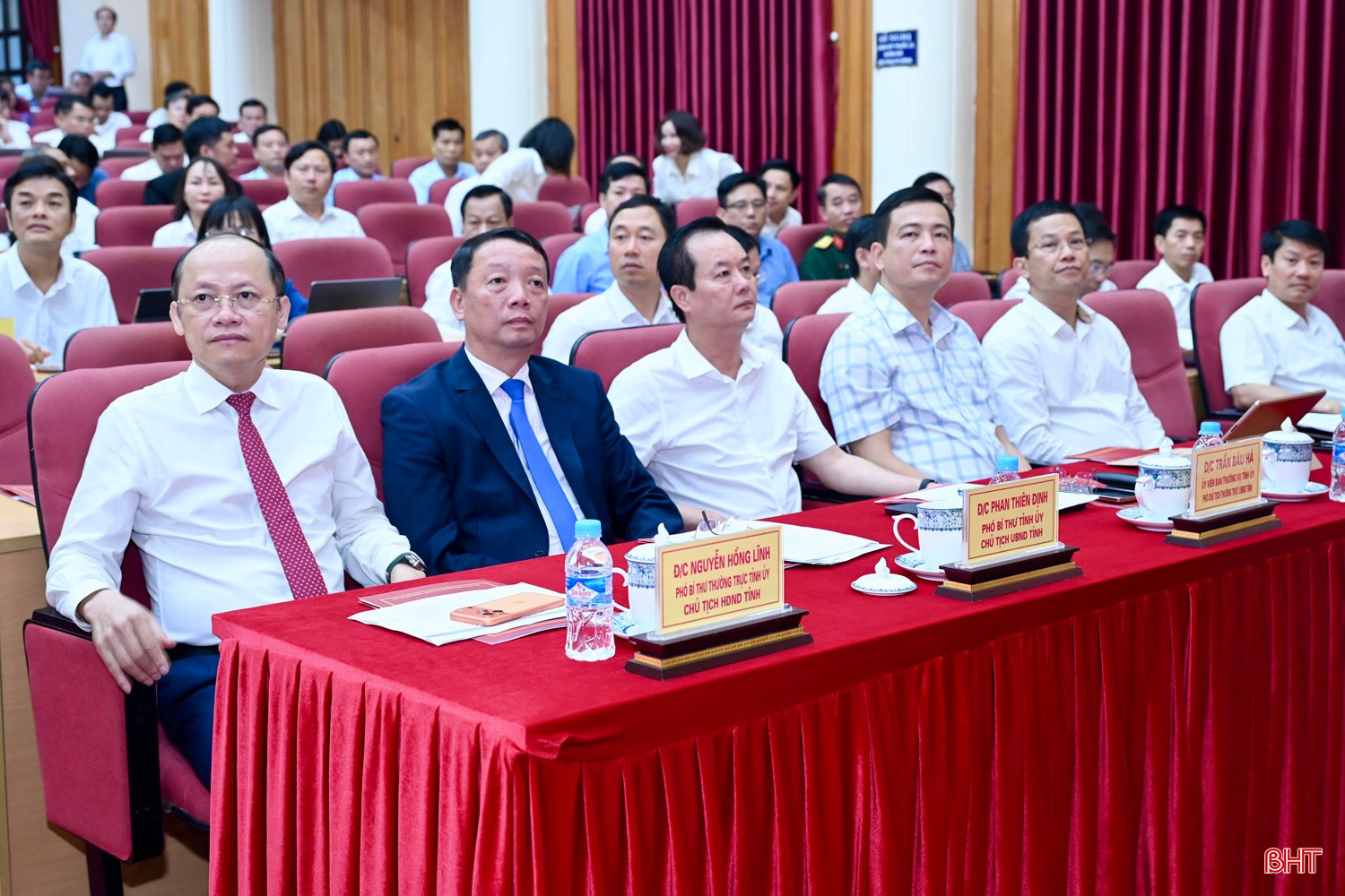Các đồng chí lãnh đạo tỉnh tham dự hội nghị.