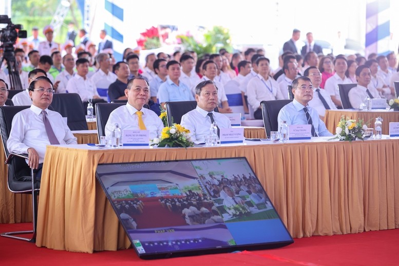 Thủ tướng Chính phủ Lê Minh Hưng và các đại biểu dự lễ khởi công đồng thời 5 tuyến đường sắt đô thị và 3 dự án nhà ở cho thuê trên địa bàn Hà Nội - Ảnh: VGP/Nhật Bắc