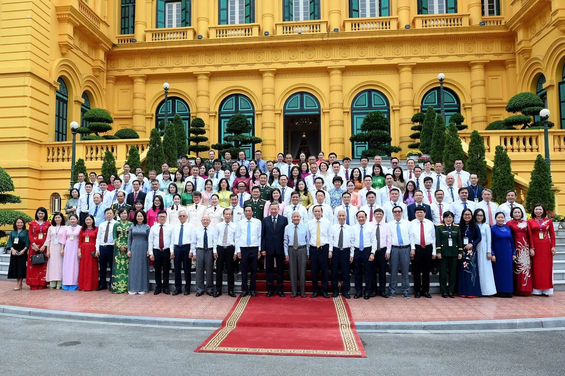 Tổng Bí thư, Chủ tịch nước Tô Lâm chụp ảnh lưu niệm với các đại biểu tại buổi gặp mặt 101 nhà báo tiêu biểu đoạt Giải Báo chí quốc gia qua các năm.