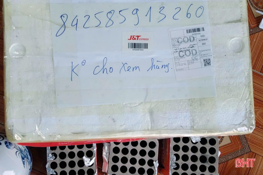 bqbht_br_tang-vat-la-03-hop-phao-hoa-rong-va-01-binh-hoa-su-kem-dong-chu-khong-duoc-xem-hang.jpg