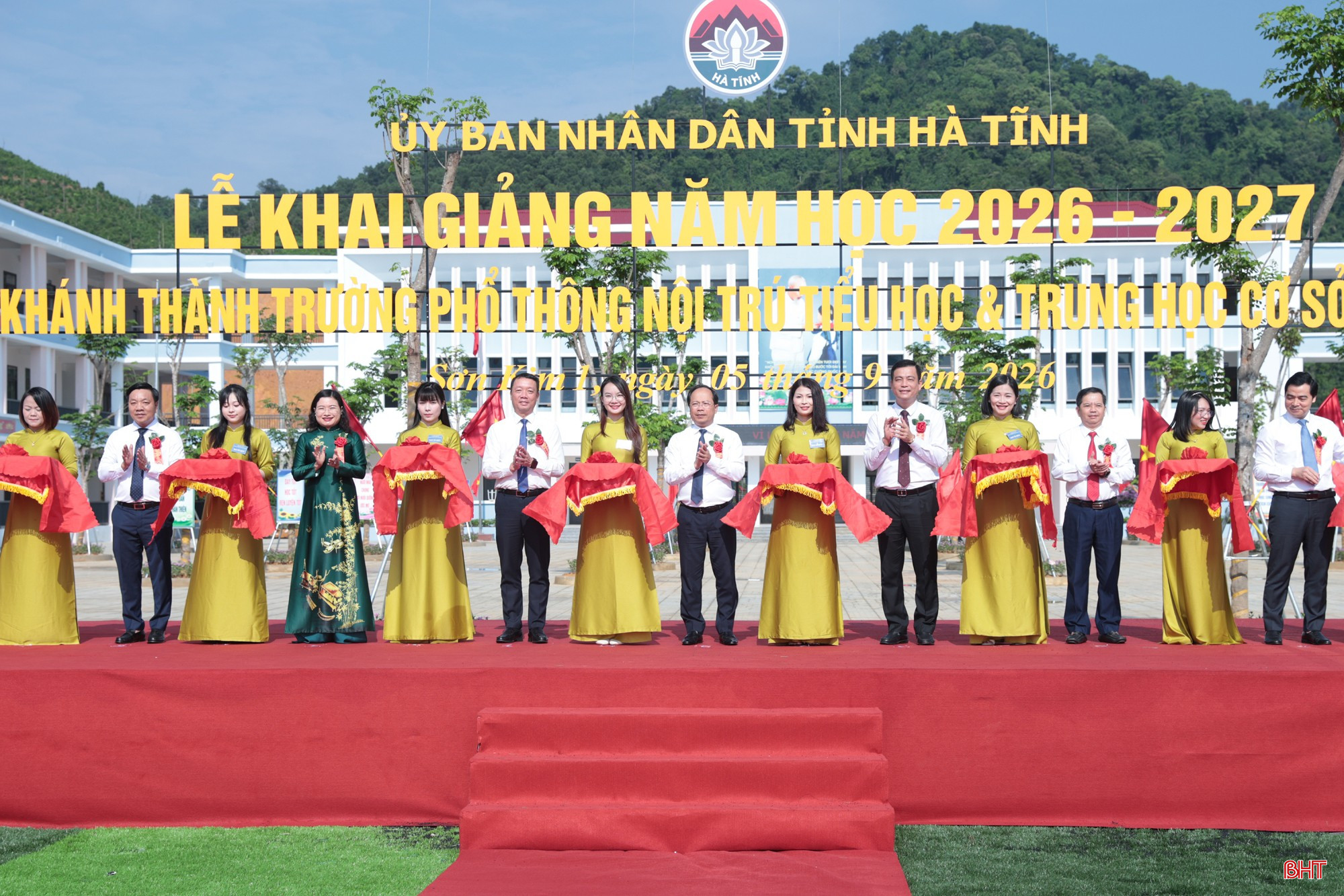 Bí thư Tỉnh ủy Nguyễn Duy Lâm và Chủ tịch UBND tỉnh Phan Thiên Định cùng lãnh đạo các cấp, ngành cắt băng khánh thành Trường Phổ thông nội trú TH&amp;THCS Sơn Kim 1.