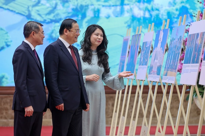 Thủ tướng Chính phủ Lê Minh Hưng và Thủ tướng Sonexay Siphandone tham quan trưng bày ảnh về mối quan hệ Việt Nam - Lào - Ảnh: VGP/Nhật Bắc