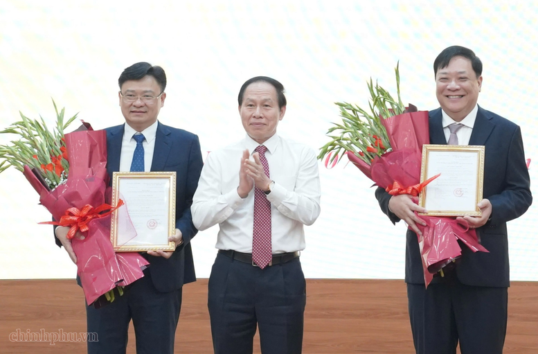 Phó Thủ tướng Lê Tiến Châu chúc mừng 2 tân Phó Tổng Thanh tra Chính phủ - Ảnh: chinhphu.vn/Thu Sa