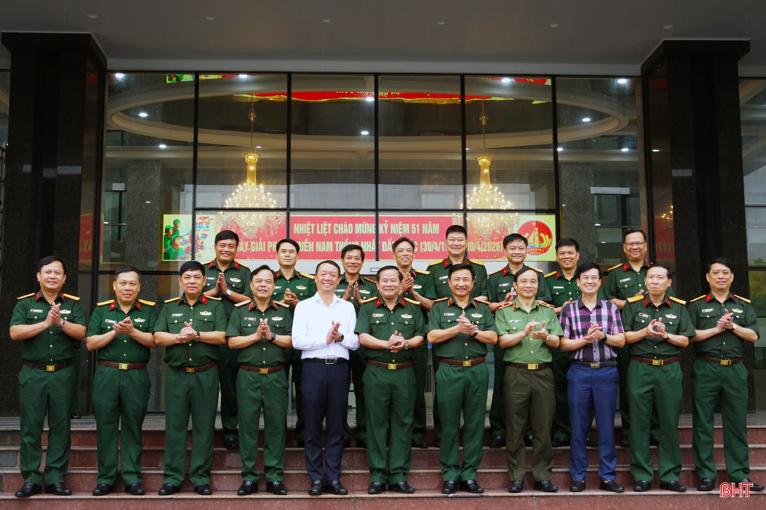bqbht_br_anh-6-cac-dai-bieu-chup-anh-luu-niem.jpg