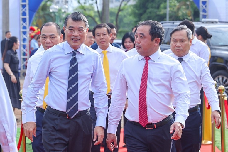 Thủ tướng Chính phủ Lê Minh Hưng đến dự lễ khởi công đồng thời 5 tuyến đường sắt đô thị và 3 dự án nhà ở cho thuê trên địa bàn Hà Nội - Ảnh: VGP/Nhật Bắc