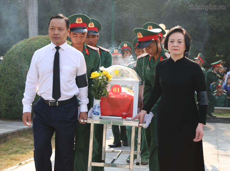 Phó Thủ tướng Phạm Thị Thanh Trà và Bí thư Tỉnh ủy Điện Biên Trần Tiến Dũng tại Lễ truy điệu và an táng hài cốt liệt sĩ quân tình nguyện Việt Nam hy sinh tại Lào trong thời kỳ chiến tranh ngày 27/5 - Ảnh: VGP/Thu Giang