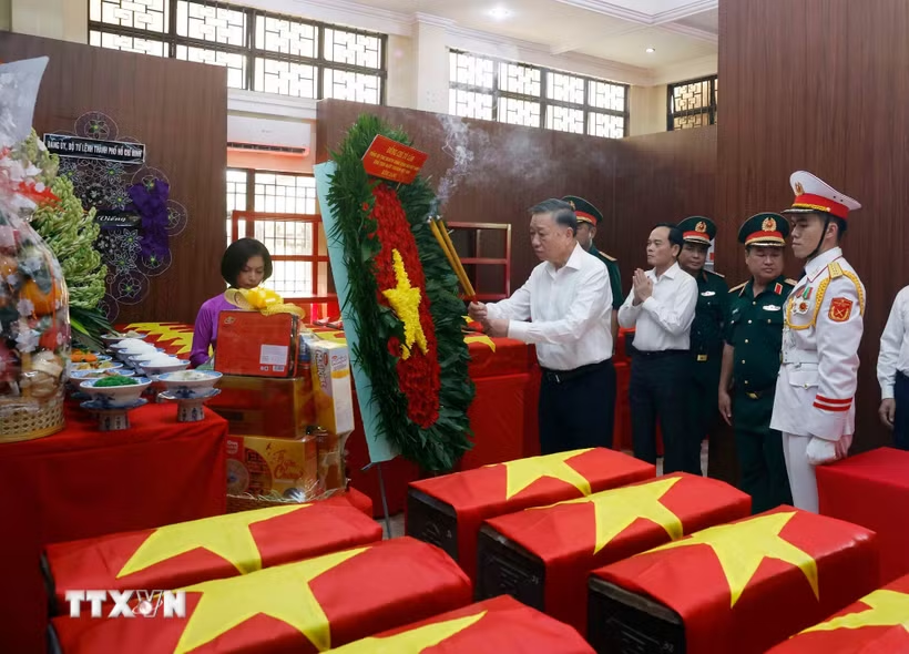 ttxvn-tong-bi-thu-chu-tich-nuoc-dang-huong-tuong-niem-cac-anh-hung-liet-si-tai-cong-vien-le-thi-rieng-12jpg.png