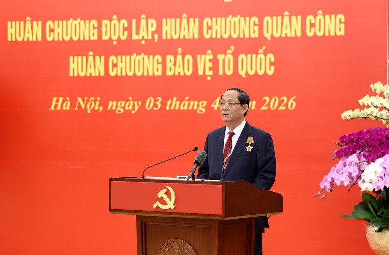Thay mặt các đồng chí nhận Huân chương cao quý của Đảng, Nhà nước, Phó Chủ tịch Quốc hội Trần Quang Phương phát biểu tại buổi lễ - Ảnh: VGP/Đức Tuân