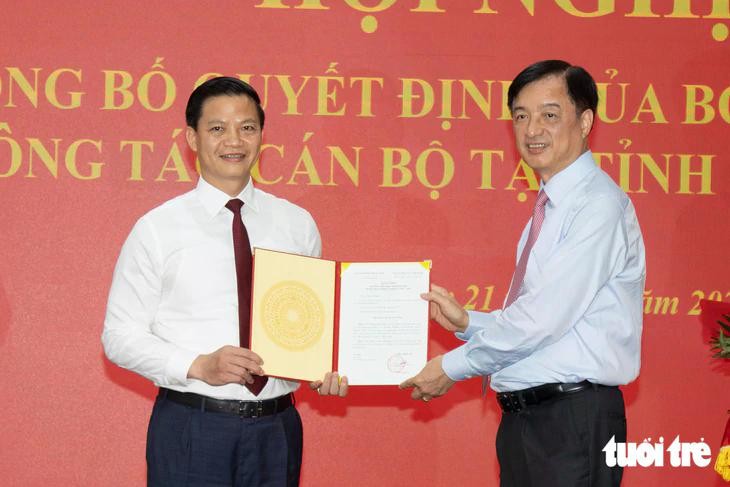Ông Nguyễn Duy Ngọc, Ủy viên Bộ Chính trị, Bí thư Trung ương Đảng, Trưởng ban Tổ chức Trung ương, trao quyết định cho ông Vương Quốc Tuấn (trái) - Ảnh: HOÀNG TÁO
