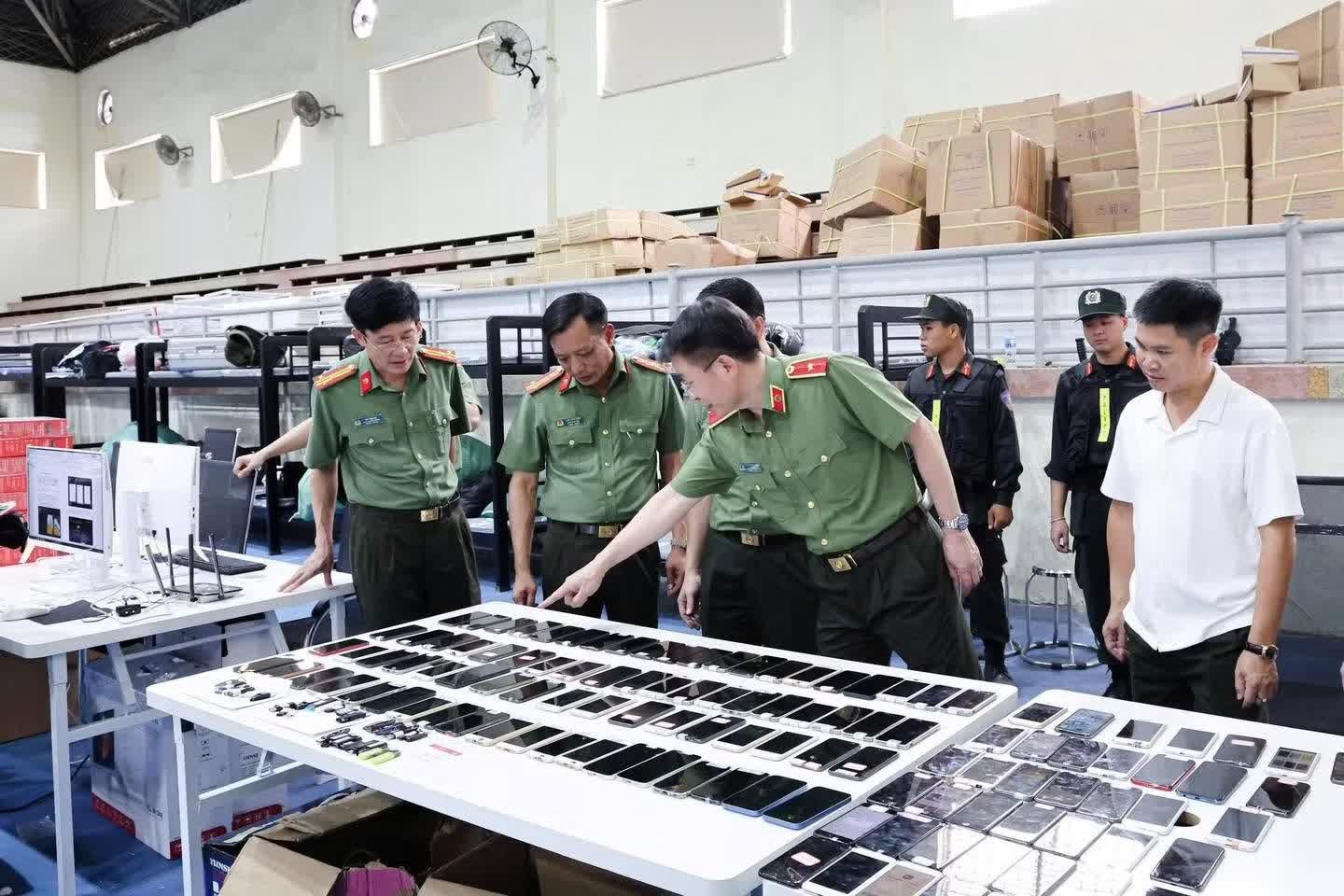 Thiếu tướng Nguyễn Minh Tuấn, Giám đốc Công an tỉnh Phú Thọ kiểm tra tang vật thu giữ.