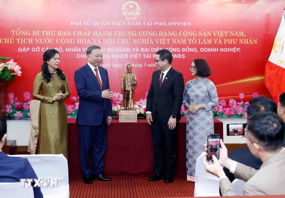 Tổng Bí thư, Chủ tịch nước Tô Lâm và Phu nhân tặng bức tượng Chủ tịch Hồ Chí Minh cho Đại sứ quán Việt Nam tại Philippines. (Ảnh: Thống Nhất/TTXVN)