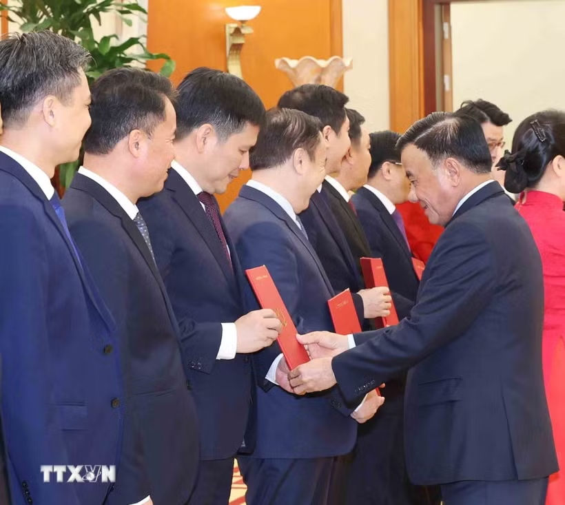 ttxvn-cong-bo-cac-quyet-dinh-cua-bo-chinh-tri-ban-bi-thu-ve-cong-tac-can-bo-1809-8jpg.png