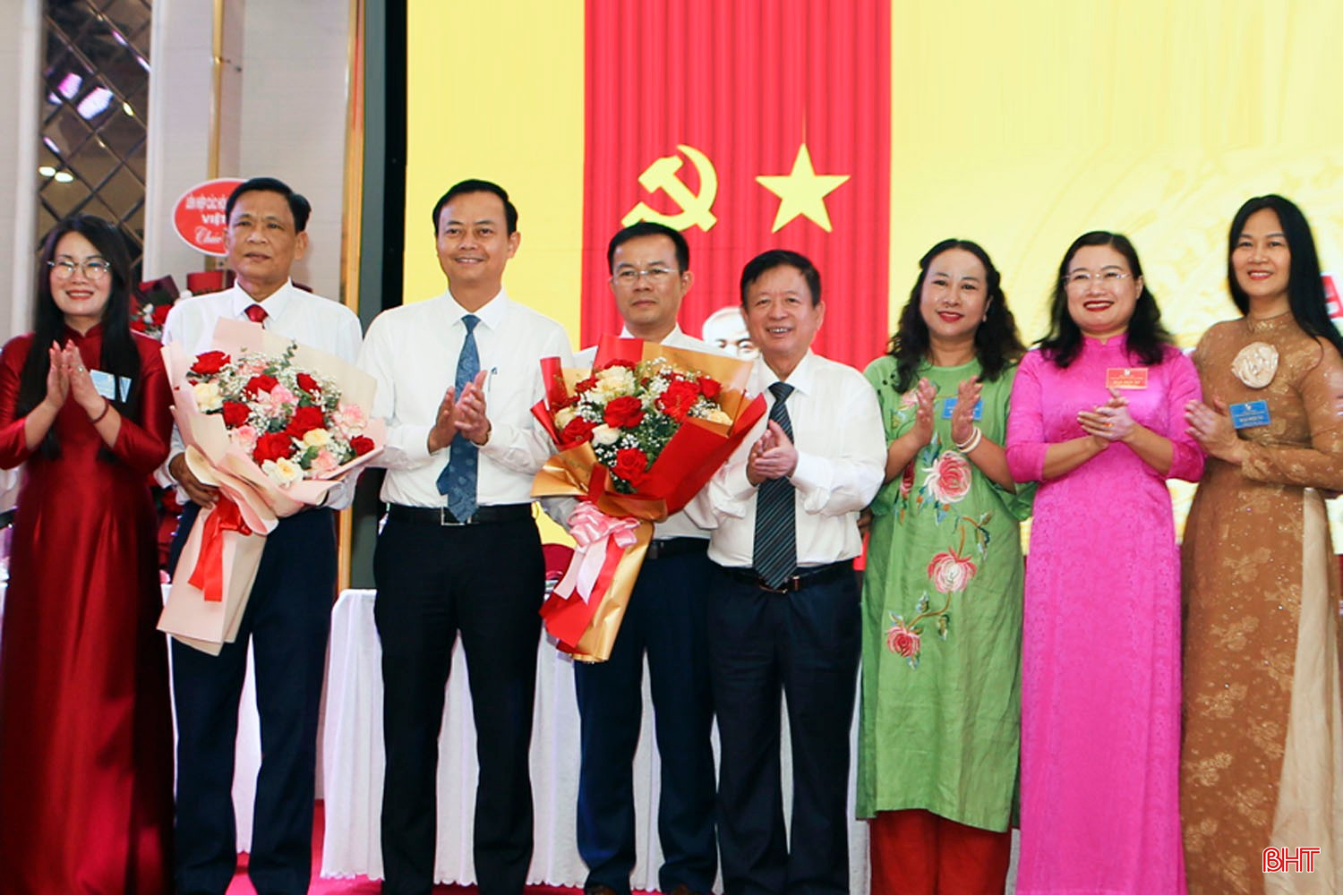 bqbht_br_lanh-dao-lien-hiep-cac-hoi-vhnt-viet-nam-va-tinh-ha-tinh-tang-hoa-chuc-mung-bch-hoi-lien-hiep-vhnt-ha-tinh-nhiem-ky-2026-2031.jpg