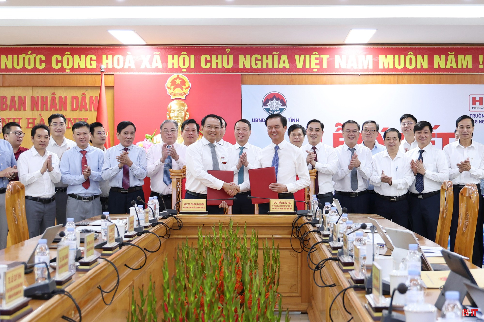 bqbht_br_chu-tich-chung-kien-le-ky-ket.jpg