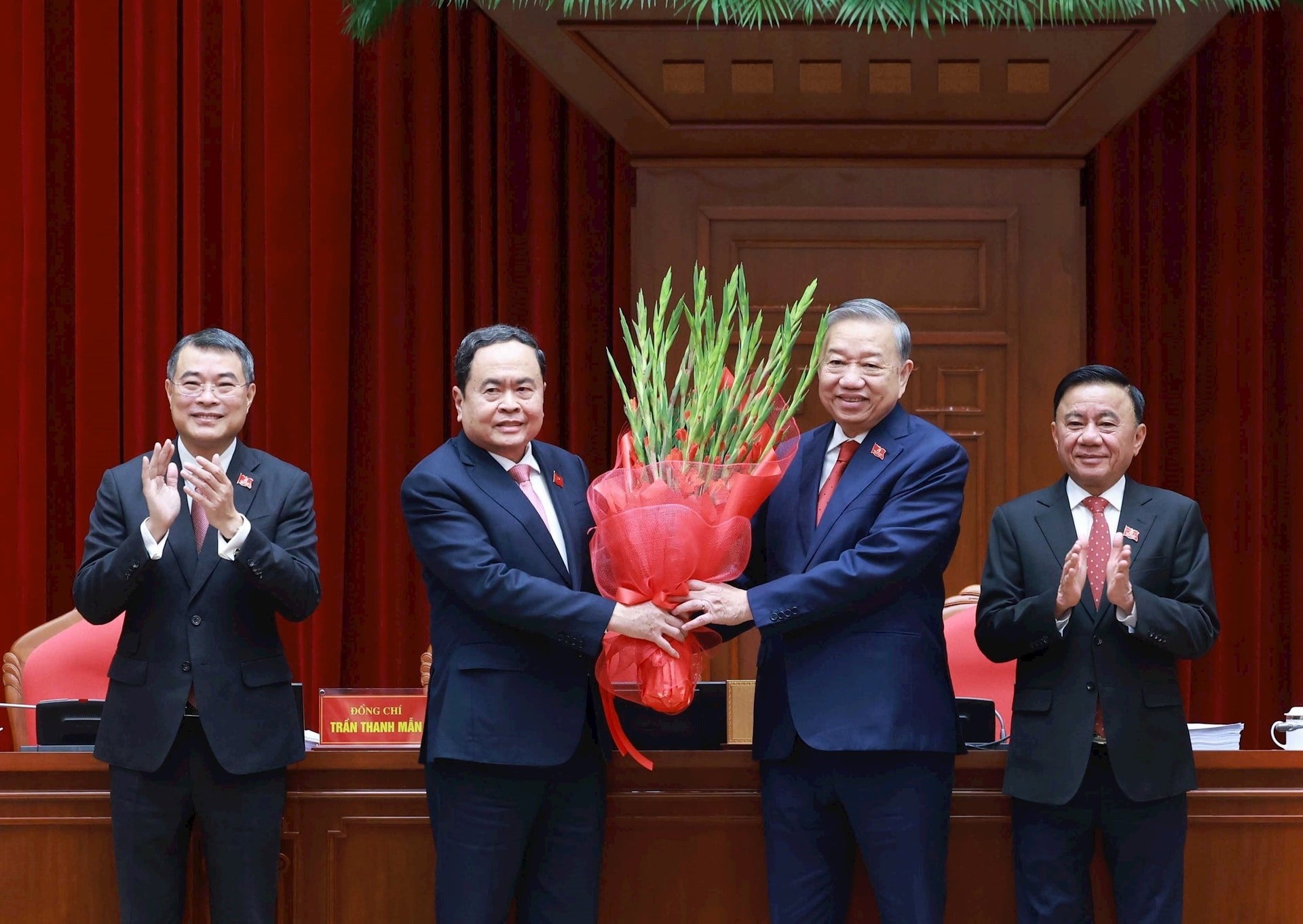 Ban Chấp hành Trung ương Đảng khoá XIV đã thống nhất tuyệt đối bầu đồng chí Tô Lâm, Tổng Bí thư Ban Chấp hành Trung ương Đảng khoá XIII tiếp tục giữ chức Tổng Bí thư Ban Chấp hành Trung ương Đảng khoá XIV. (Ảnh: TTXVN)