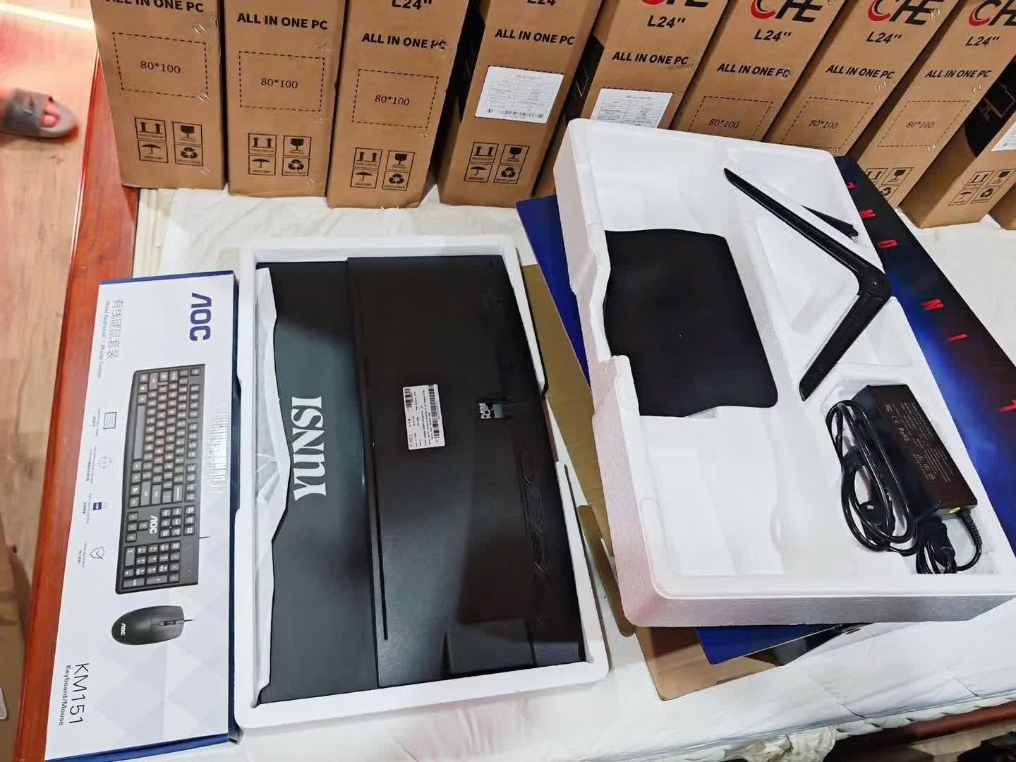 Cơ quan công an thu giữ hàng trăm điện thoại và USB lưu trữ dữ liệu của các đối tượng.