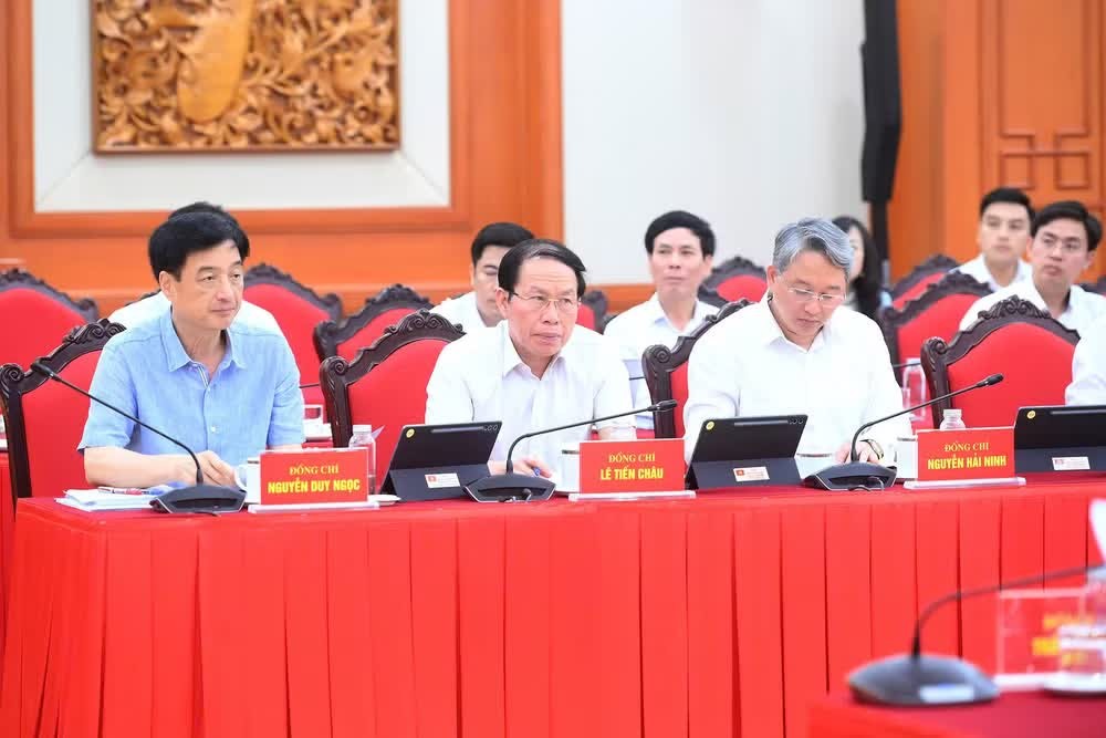 Các đồng chí lãnh đạo và các đại biểu tham dự cuộc làm việc. (Ảnh: ĐĂNG KHOA)