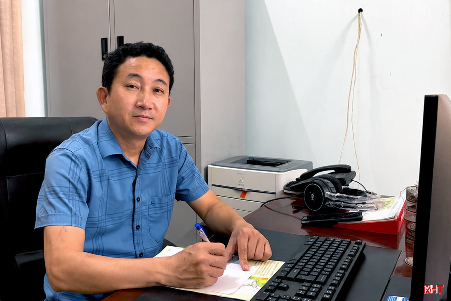 bqbht_br_nguoi-dan-ong-viet-tai-ban-lam-viec.png