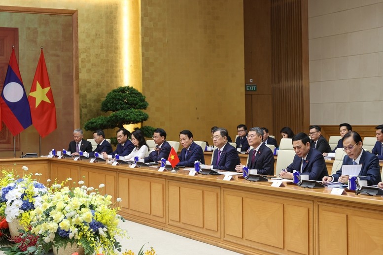 Thủ tướng Lê Minh Hưng chúc mừng những thành tựu to lớn, toàn diện mà Đảng, Nhà nước và nhân dân Lào anh em đạt được trong hơn 5 thập kỷ qua - Ảnh: VGP/Nhật Bắc