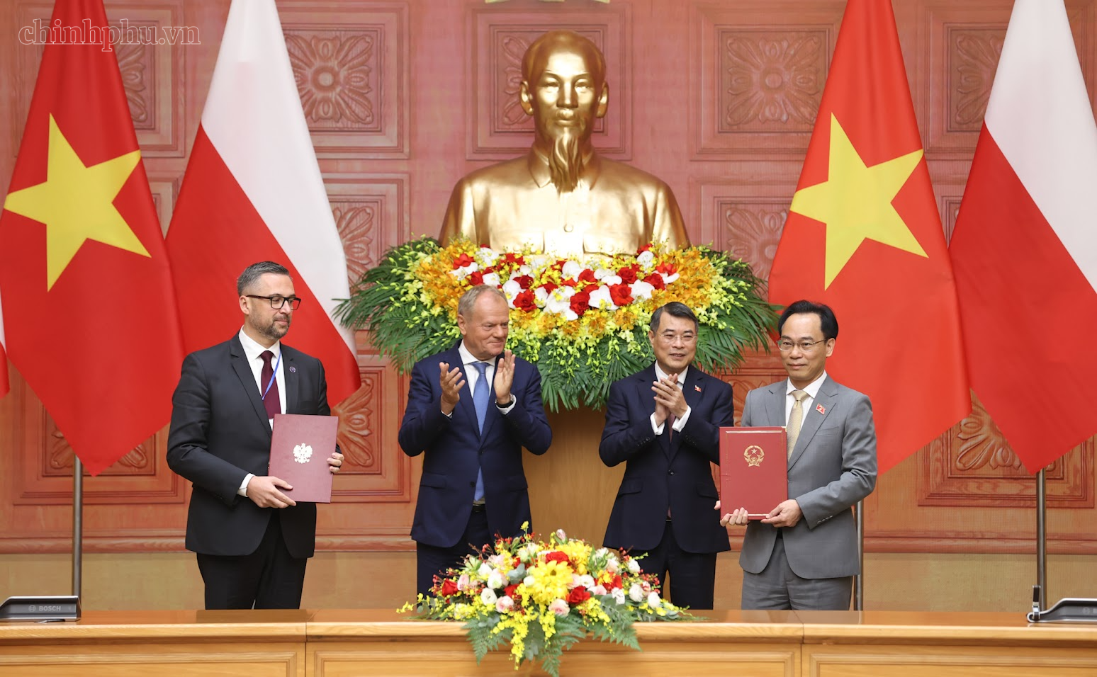 Hai Thủ tướng chứng kiến trao thỏa thuận hợp tác trong lĩnh vực giáo dục - Ảnh: chinhphu.vn/Nhật Bắc
