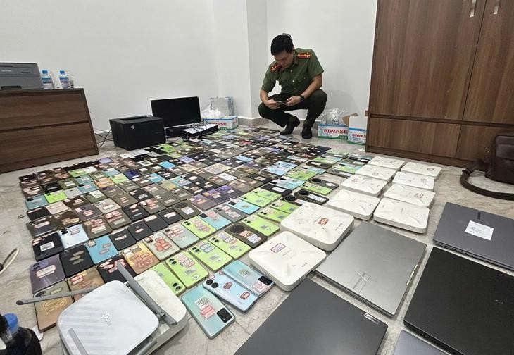 Công an thu giữ nhiều máy tính, điện thoại của nhóm người Trung Quốc - Ảnh: Công an TP.HCM