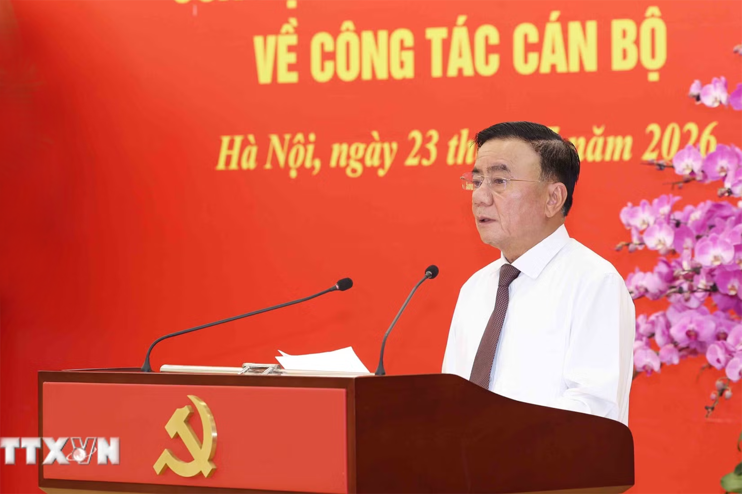 ttxvn-hoi-nghi-cong-bo-cac-quyet-dinh-cua-bo-chinh-tri-ban-bi-thu-ve-cong-tac-can-bo-5jpg.png