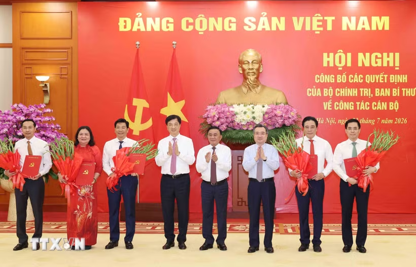 ttxvn-hoi-nghi-cong-bo-cac-quyet-dinh-cua-bo-chinh-tri-ban-bi-thu-ve-cong-tac-can-bo-10jpg.png