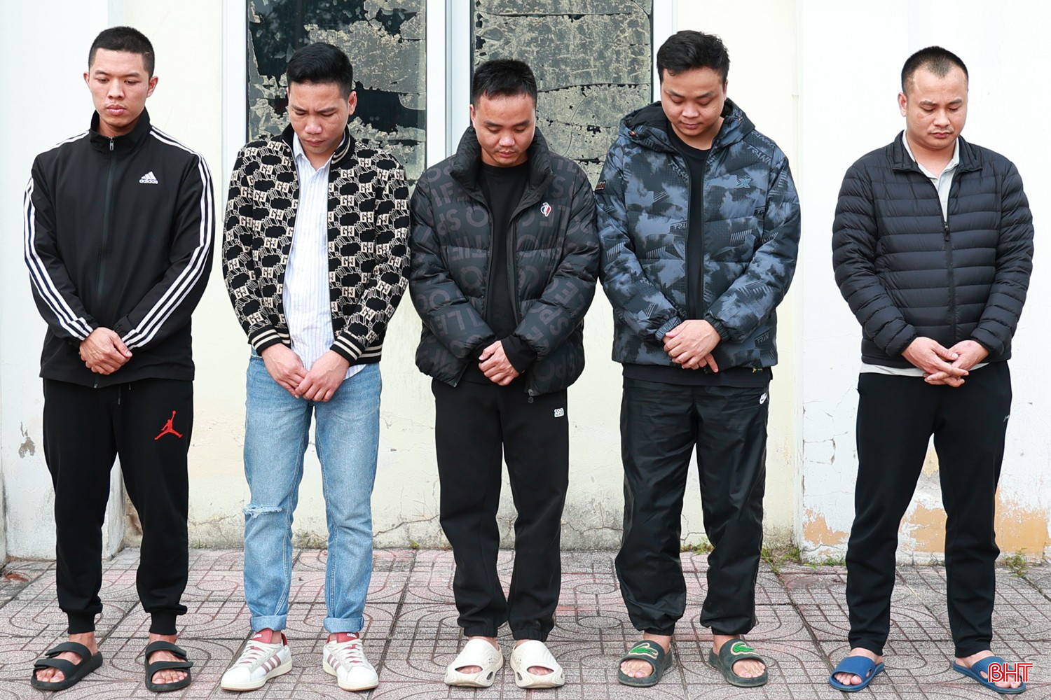 Cơ quan CSĐT Khởi tố vụ án, khởi tố bị can đối với các đối tượng (từ trái qua): Hoàng Đức Giang, Nguyễn Đức Trình, Nguyễn Tuấn Anh, Nguyễn Việt Anh, Nguyễn Đức Hảo.