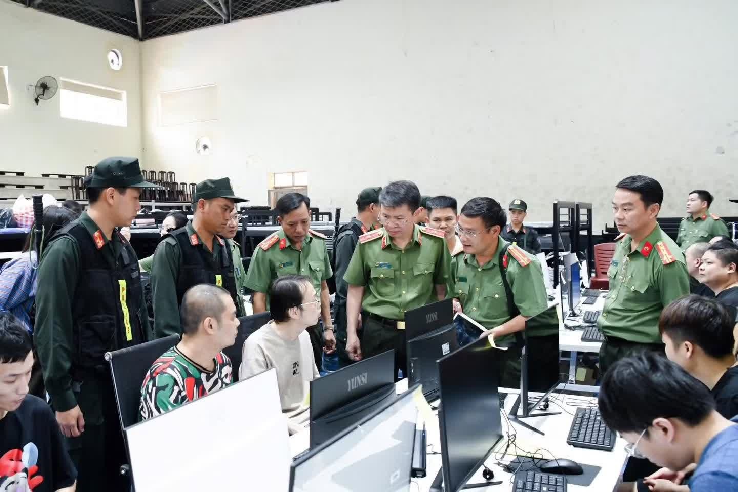 Thiếu tướng Nguyễn Minh Tuấn, Giám đốc Công an tỉnh Phú Thọ cùng các Phó Giám đốc Công an tỉnh trực tiếp lấy lời khai các đối tượng trong đường dây lừa đảo xuyên quốc gia.