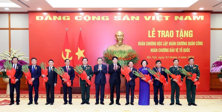 Chủ tịch nước Lương Cường và Chủ tịch Quốc hội Trần Thanh Mẫn trao Huân chương Độc lập hạng Nhì và Huân chương Quân công hạng Nhì tặng 10 đồng chí - Ảnh: VGP/Đức Tuân