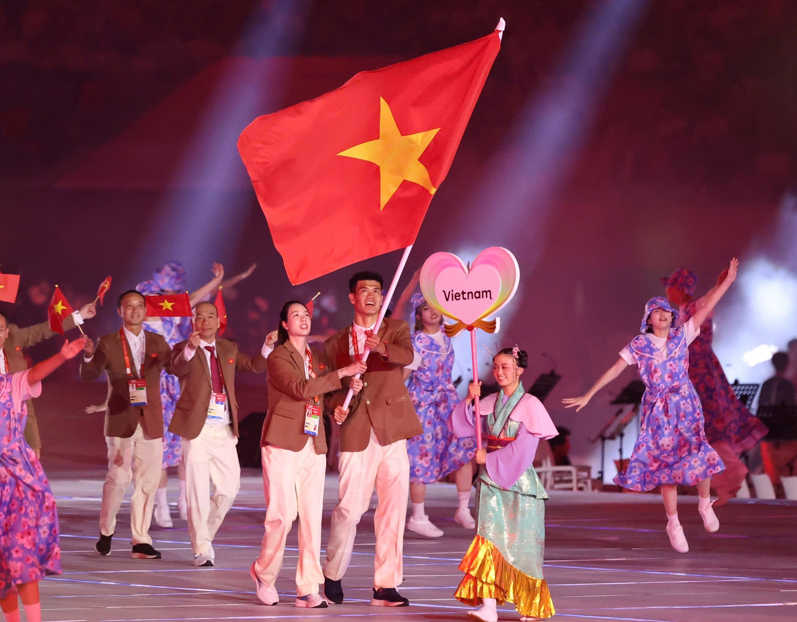 Trung vệ Đinh Quang Kiệt của U23 Việt Nam nhận vinh dự cầm cờ diễu hành cho Đoàn Thể thao Việt Nam tại lễ khai mạc Á vận hội diễn ra vào chiều 19/9 tại Aichi - Nagoya (Nhật Bản). Chia sẻ 0 Quang Kiệt và thành viên của đội tuyển bóng ch