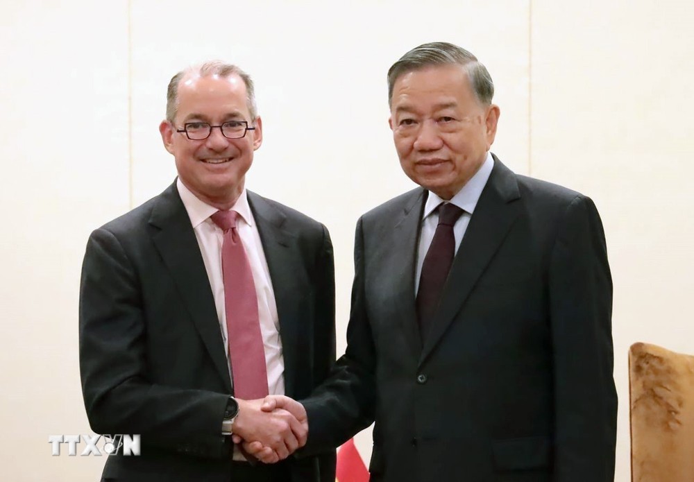 Tổng Bí thư, Chủ tịch nước Tô Lâm tiếp ông Robert (Bobby) Thomson, Phó Chủ tịch cấp cao kiêm Tổng phụ trách Quan hệ Chính phủ Toàn cầu của Tập đoàn Visa. (Ảnh: Thanh Tuấn/TTXVN)