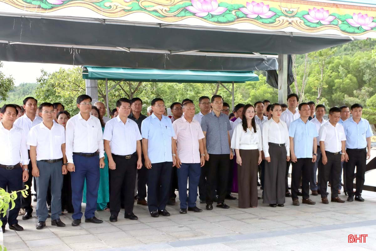 bqbht_br_cac-dai-bieu-dang-huong-hoa-tai-khu-mo-tong-bi-thu-ha-huy-tap.jpg