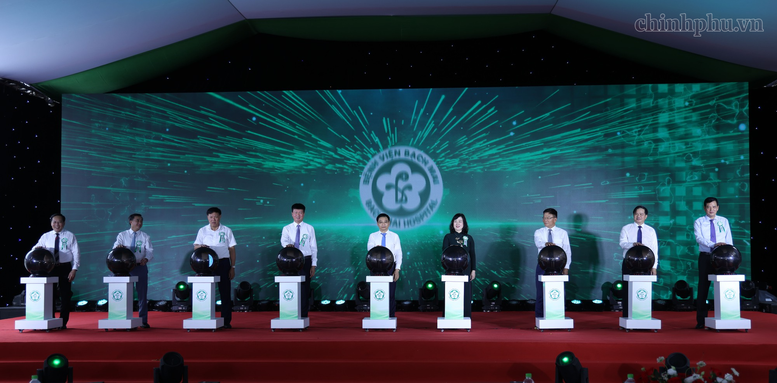 Phó Thủ tướng Nguyễn Văn Thắng và các đại biểu thực hiện nghi thức khai trương hoạt động Bệnh viện Bạch Mai cơ sở Ninh Bình ngày 26/6 - Ảnh: chinhphu.vn/Đức Tuân