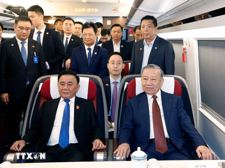 Lãnh đạo doanh nghiệp ngành đường sắt Trung Quốc tháp tùng Tổng Bí thư, Chủ tịch nước Tô Lâm trên tàu cao tốc đi thành phố Nam Ninh - Ảnh: TTXVN