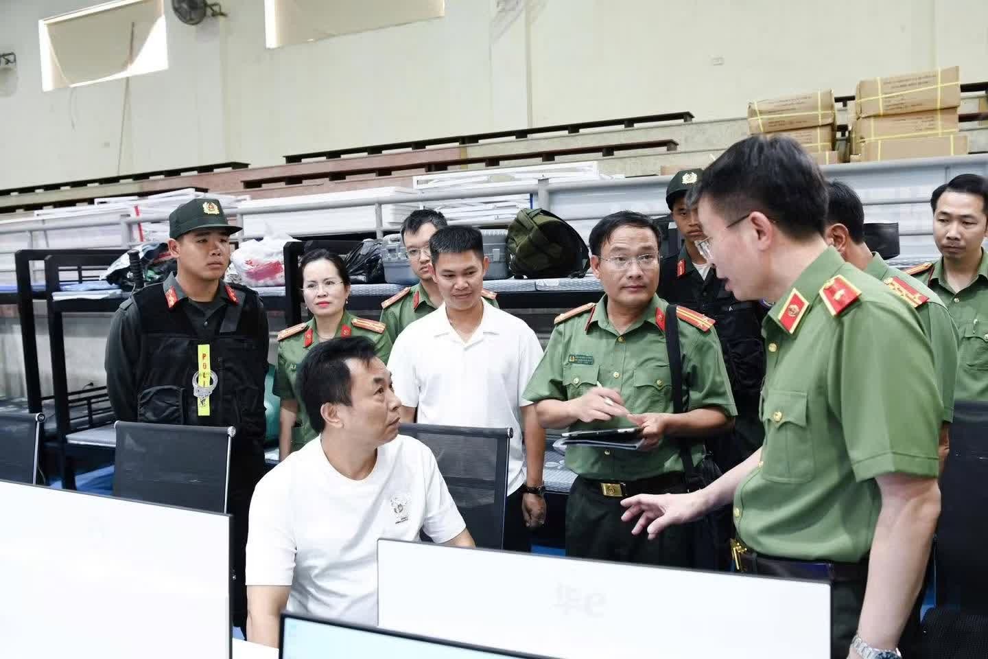 Giám đốc Công an tỉnh Phú Thọ Nguyễn Minh Tuấn lấy lời khai đối tượng trong đường dây lừa đảo xuyên quốc gia.