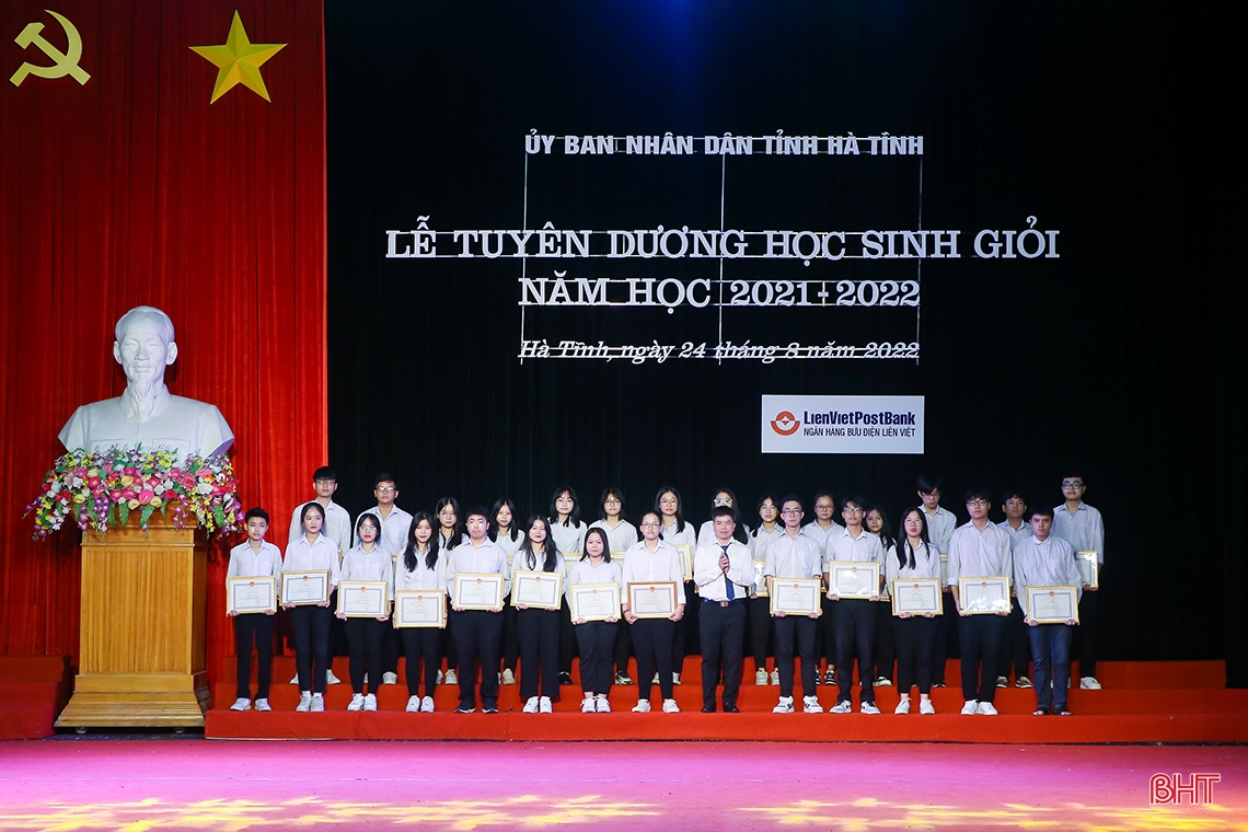 Hà Tĩnh tuyên dương học sinh giỏi năm học 2021-2022