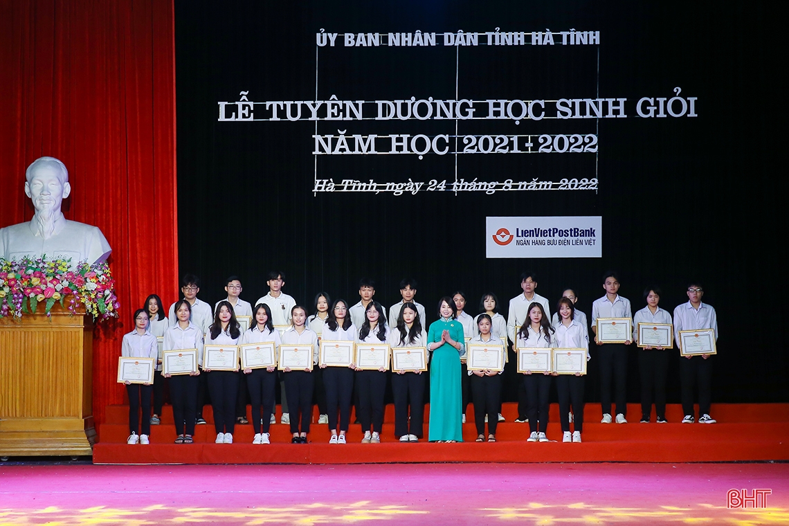 Hà Tĩnh tuyên dương học sinh giỏi năm học 2021-2022
