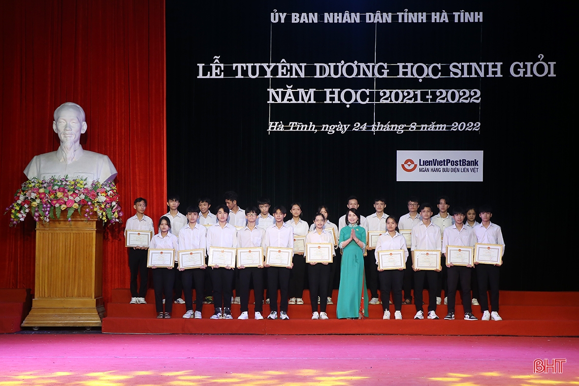 Hà Tĩnh tuyên dương học sinh giỏi năm học 2021-2022